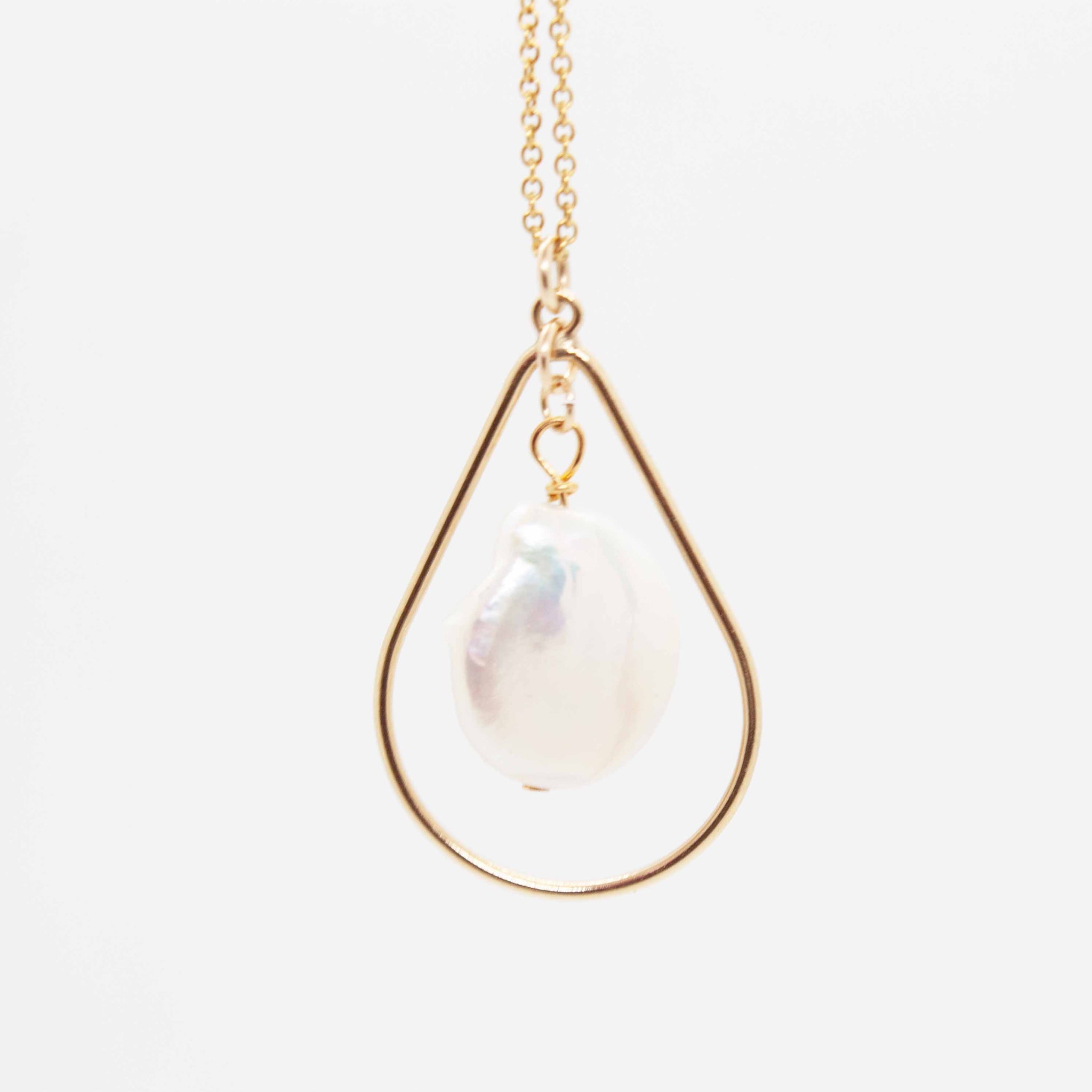 Designed with inspiration from a fellow fearless female, Lisa's necklace offers a modern shape with a classic pearl to freshen up your everyday! 16, 18 or 20 inch gold filled necklace with 1 1/4 inch gold filled teardrop pendant and keshi pearl. Handmade in Toronto by kp jewelry co.